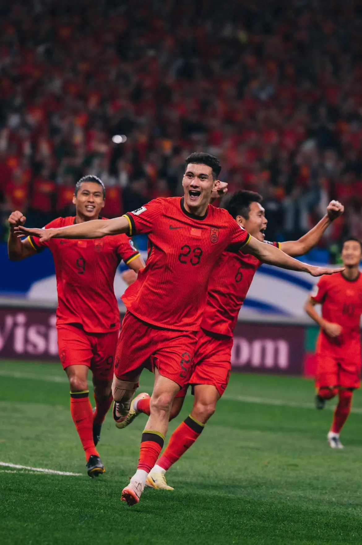 红红火火：国际足球盛事圣火燃爆的简单介绍