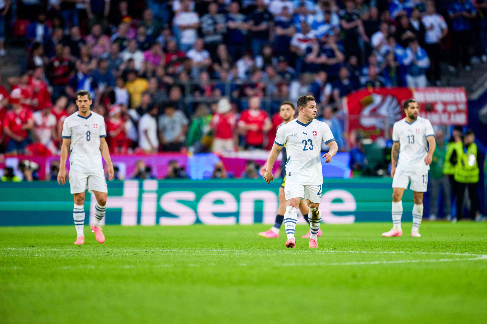 瑞士队备战世界足球赛场，勇敢冲击的简单介绍