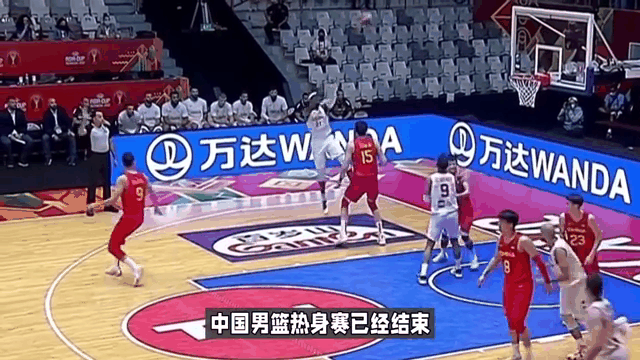 比赛中球员身体对抗呈现出激烈场面