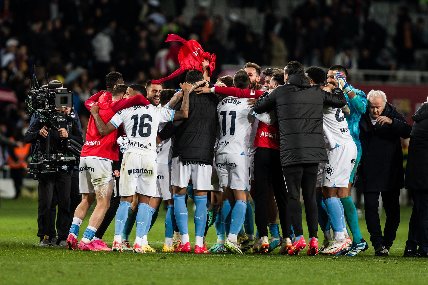 足球盛事令人激动，球迷热情满满的简单介绍