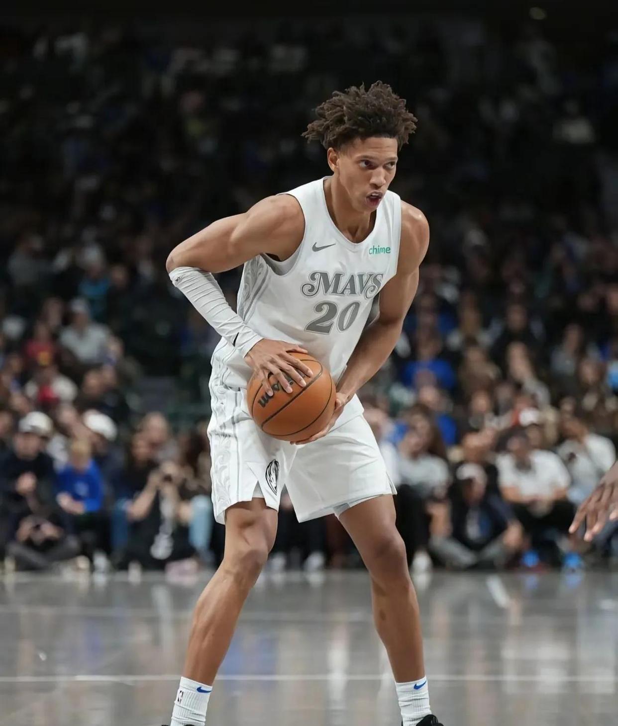 独行侠客场胜马刺，跻身西部前四的简单介绍