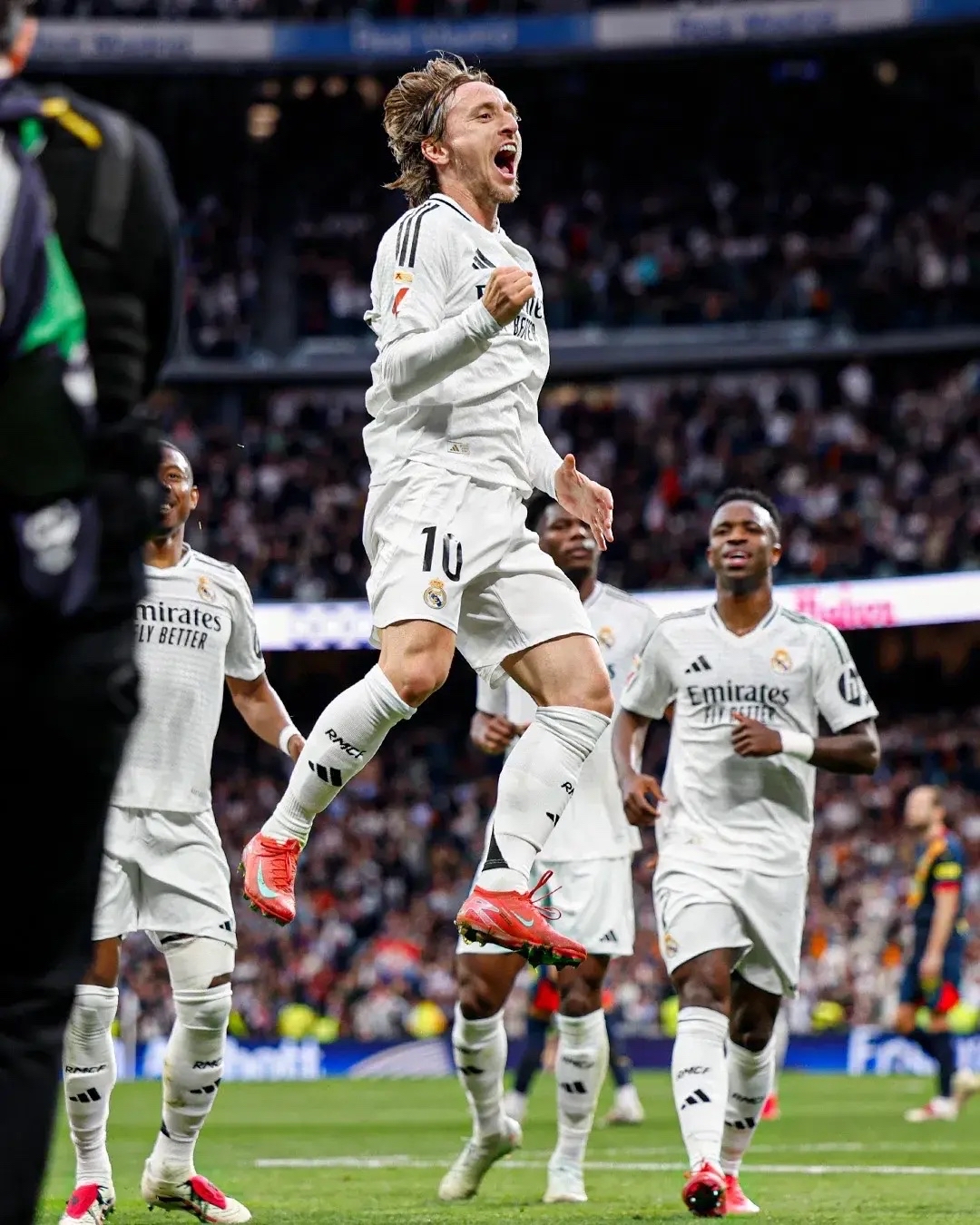 关于德布劳内爆冷击败篮网，出色防守引爆全场！的信息